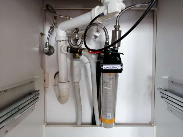 Picture of our Lichtwasser Station under the sink